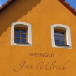 Fassadenbeschriftung-Weingut-Jan-Ulrich.jpg